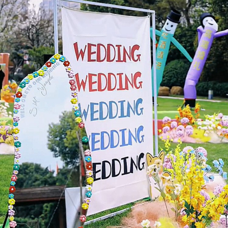 商業室の屋外芝生の結婚式は装飾遊園会の落書きの壁のドーパミンの結婚の婚約の赤い本を配置します。|undefined