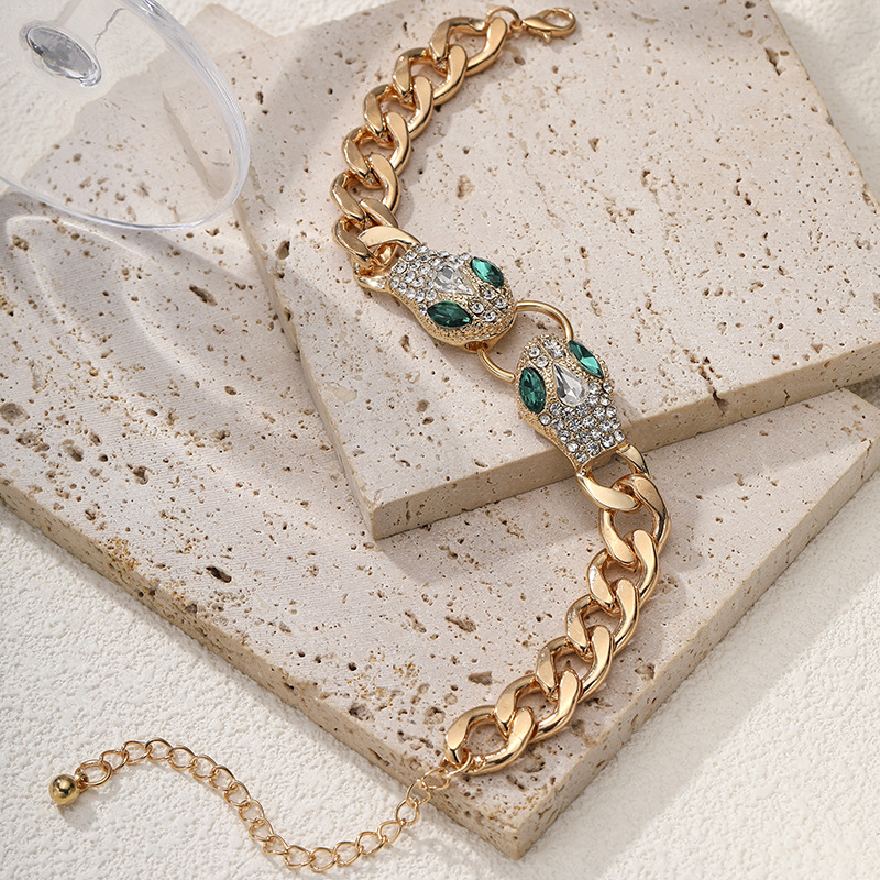 Nuevo conjunto de moda europea y americana para mujeres con accesorios de alto nivel con cabeza de serpiente, diseño ligero de lujo, regalo de fiesta de vacaciones