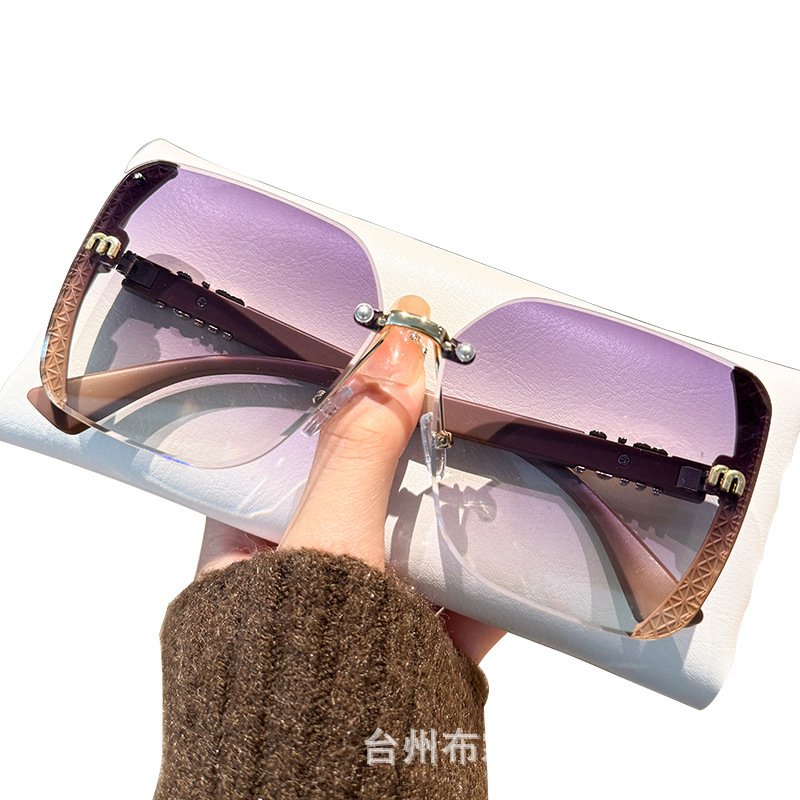 MはDouyin Xiaohongshuファッショナブルなサングラス、人気の女性用クロスボーダーベビーブレスインターネットセレブサングラス日焼け止めを直接供給しています|undefined