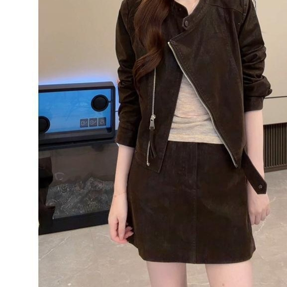 "Velvet-feel leather" autumn collection: a stylish, lightweight short jacket with a side zipper, paired with a leather skirt – a versatile two-piece set, a new and trendy item "Velvet-feel leather" autumn collection: a stylish, lightweight short jacket with a side zipper, paired with a leather skirt – a versatile two-piece set, a new and trendy item