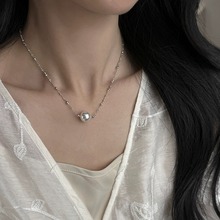 ���ǰİ�ɫ������Ů��