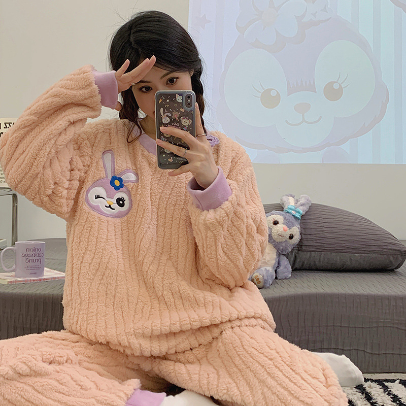 Pijamas de dibujos animados al por mayor transfronterizos de mujeres otoño invierno manga larga cuello redondo con collar grueso bordado dulce cubierta de ropa casera casual