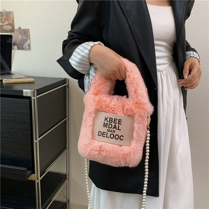 2023 New Winter, Autumn, Winter Versatile, High end, and Small Crowd Crossbody for Women Plush Bucket Chain Bag_voghion.com