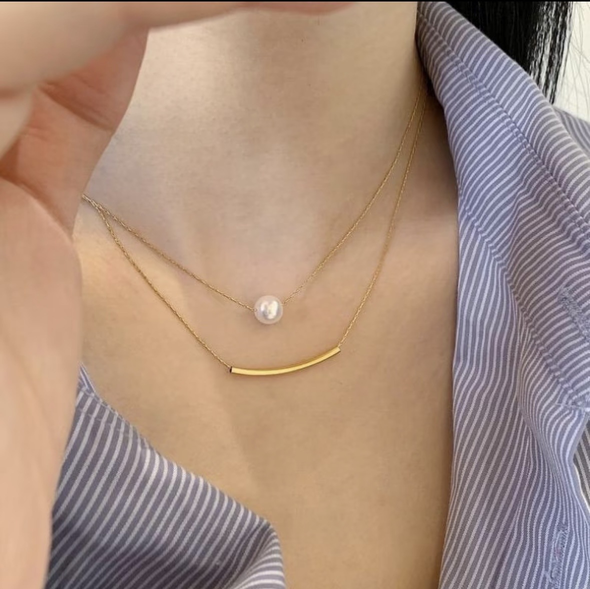 Colar em camadas minimalista com correntes delicadas_voghion.com