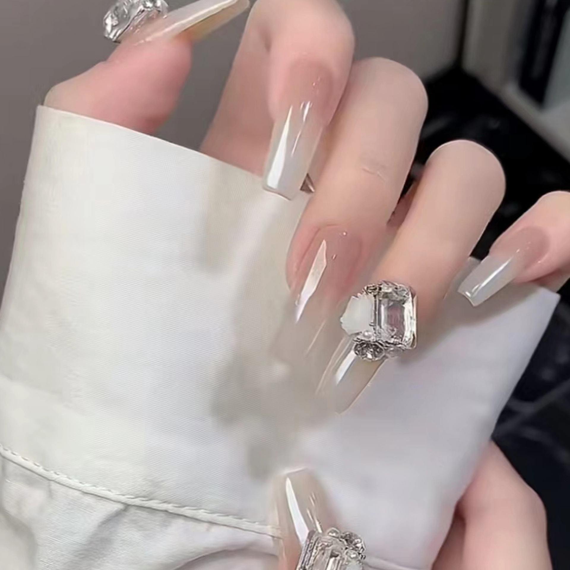 Verano hielo a través de la manicura, pila de cristales, joyería de diamantes, azúcar transparente, huevo de paloma, diamante de uñas, pila de rosas, bola de diamantes, producto terminado