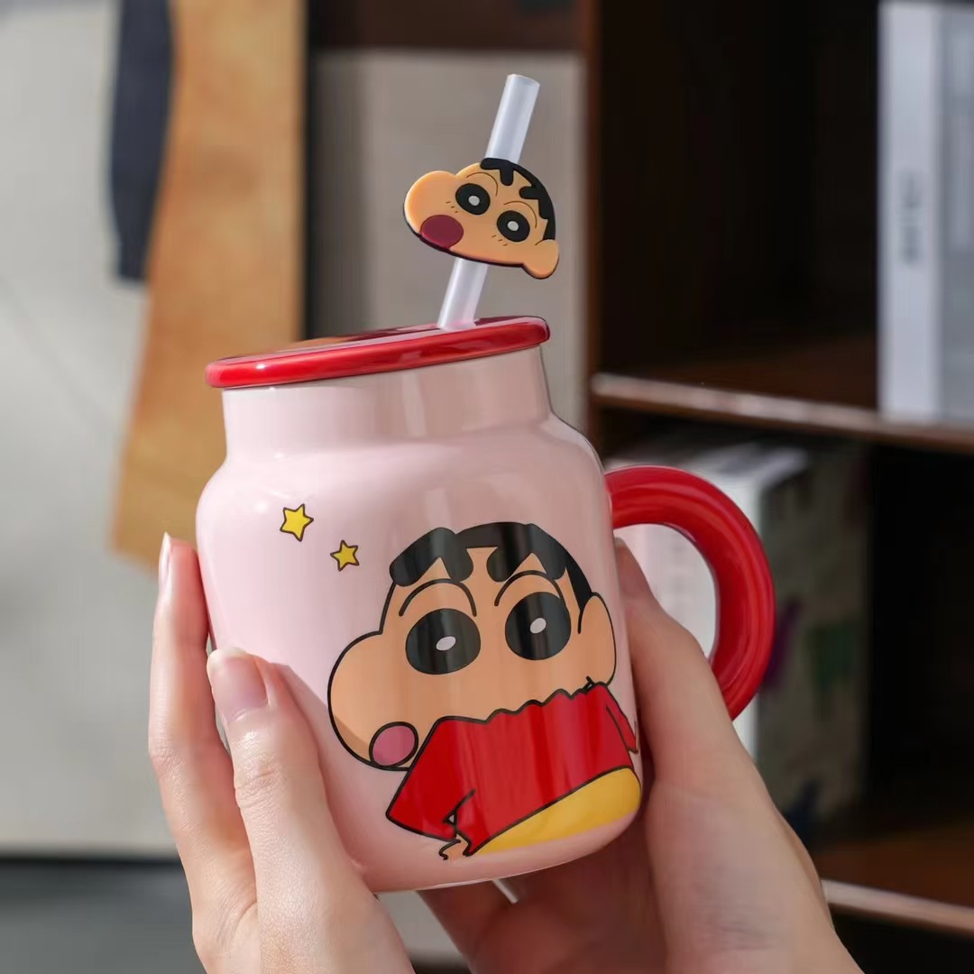 Genuino autorizado Crayon Shin-chan de cerámica con tapa de paja de alto valor creativo personalidad estudiante a prueba de polvo con taza de agua con pajita