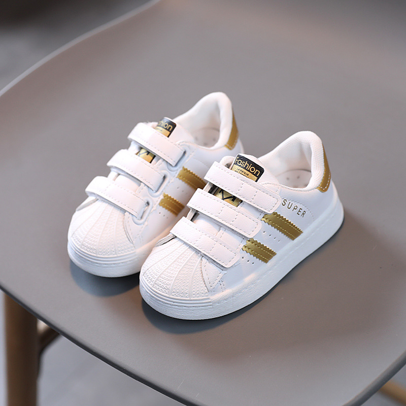 Zapatos para niños al por mayor primavera y otoño niños y niñas Baby Shell Head Sneaker zapatos blancos casuales para niños zapatos de tablero de fondo suave para niños moda