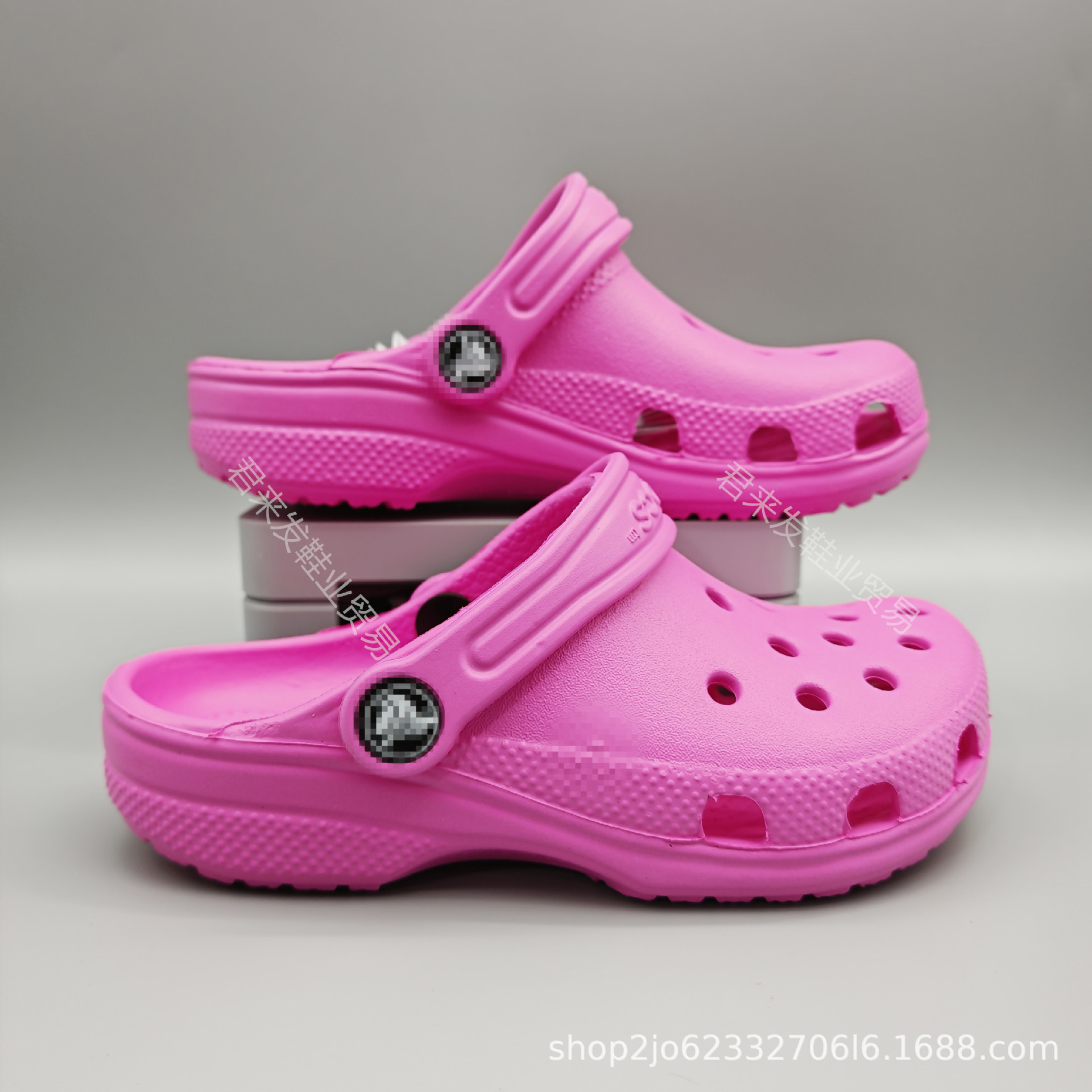 Fábrica de venta directa de zapatos de hueco de niños y niñas, zapatos de verano respirables antideslizantes zapatillas de playa ligeras al por mayor