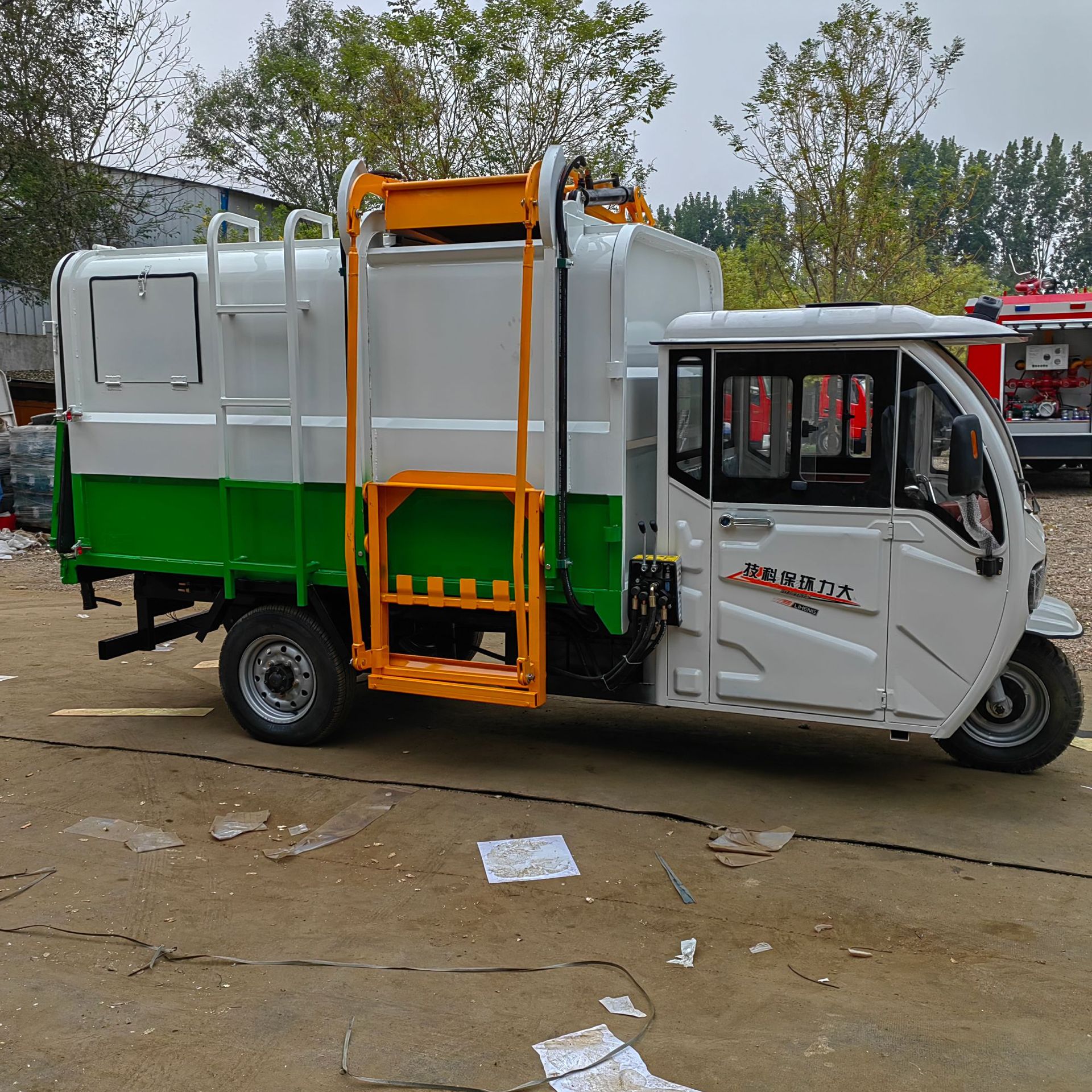 久达电动挂桶垃圾车 全封闭三轮清运车 新能源尾板垃圾桶运输车