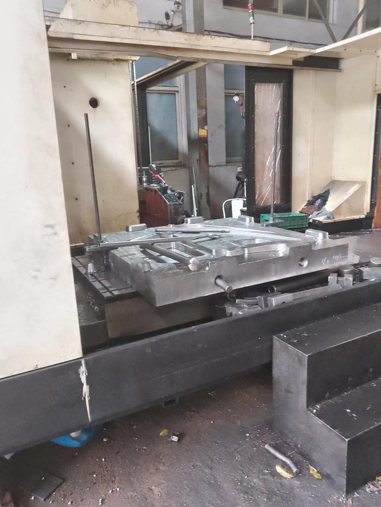 供应汽车天窗模具 汽车顶板模具 汽车面板模具 汽车塑料件模具厂