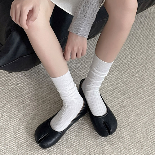 Two-finger socks for women Japanese simple solid color vertical striped toe mid-calf socks for autumn and winter wear black and white clogs flip-flops socks