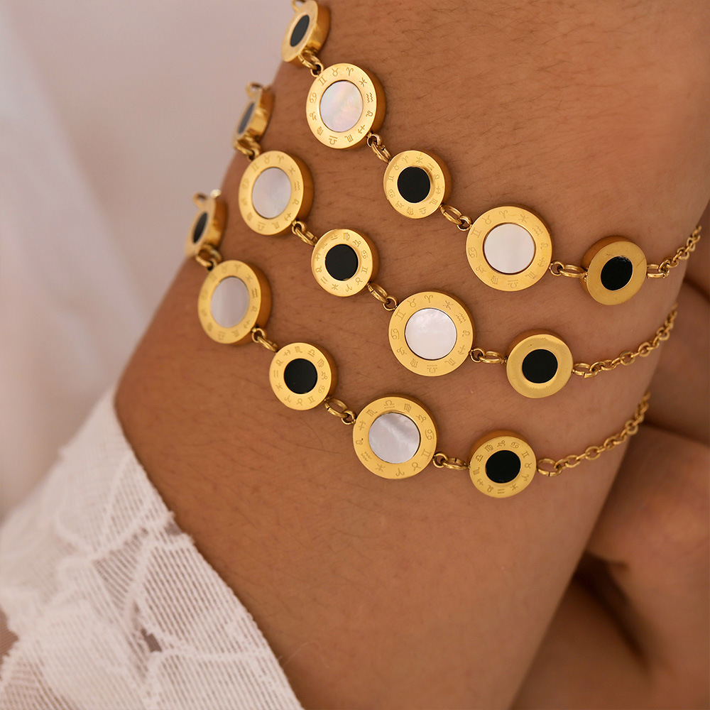 Stilvolles, einseitiges Muschelarmband mit römischen Ziffern in Schwarz und Weiß – schlichtes Nischendesign aus Edelstahl._voghion.com