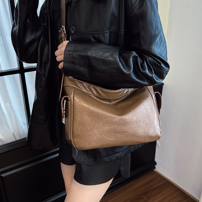 Retro perezoso estilo de viaje bolsas debajo de las axilas para mujeres otoño y invierno 2025 nuevo hombro ancho bolso de hombro nicho textura mochila