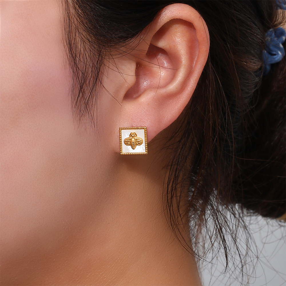 Fashion Bee Stainless Steel Plating Shell Pendant Necklace