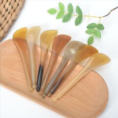 牛の角の筋の棒は顔の目の部を抜いて刀の板の牛の角を掻いて穴のペンをつけます。