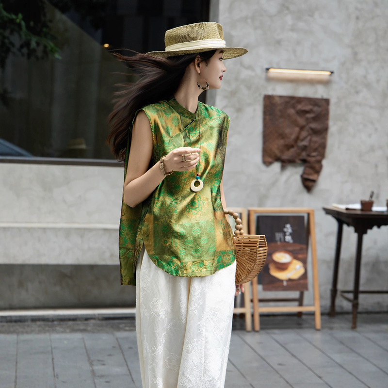 Shenzhen Nanyou stand-up collar, diagonal placket, hand-beaded design, simple and exquisite silk jacquard shimmering brocade blouse Shenzhen Nanyou stand-up collar, diagonal placket, hand-beaded design, simple and exquisite silk jacquard shimmering brocade blouse