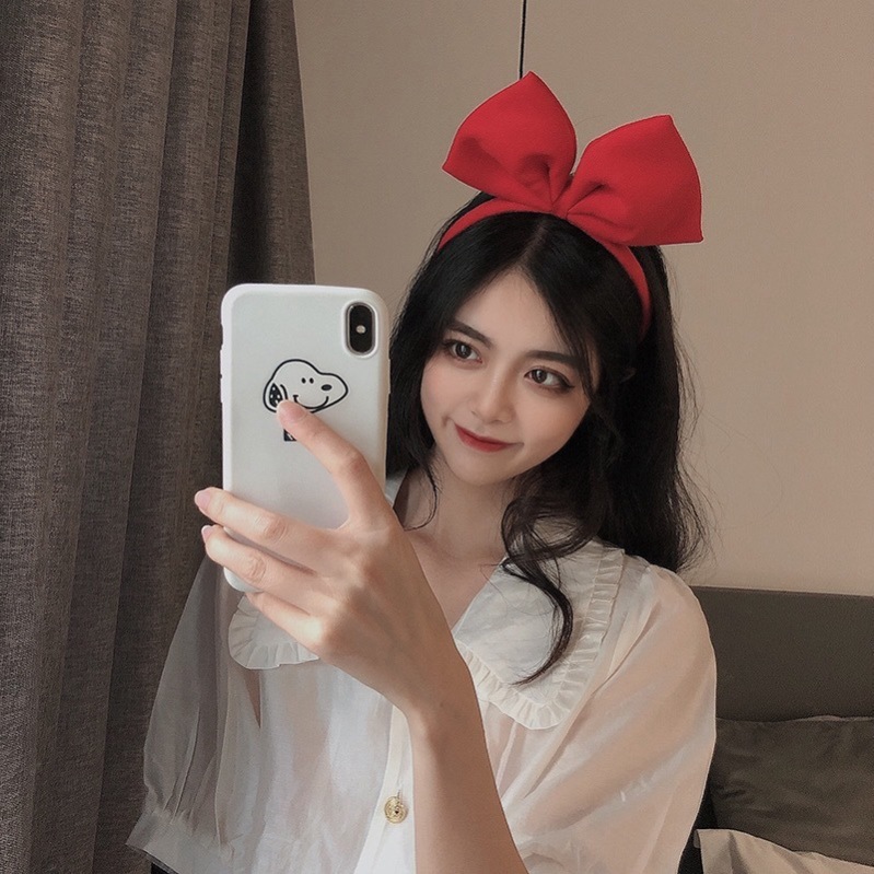 赤い大きな蝶結びの頭飾りは逃げています。|undefined