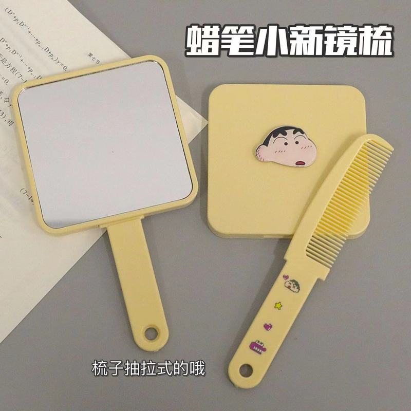 新商品のクレヨンの小さい新しいハンドルの鏡は櫛を持って携帯して化粧の鏡の少女の心の鏡を持って一体の小さい鏡の女性を櫛にします。|undefined