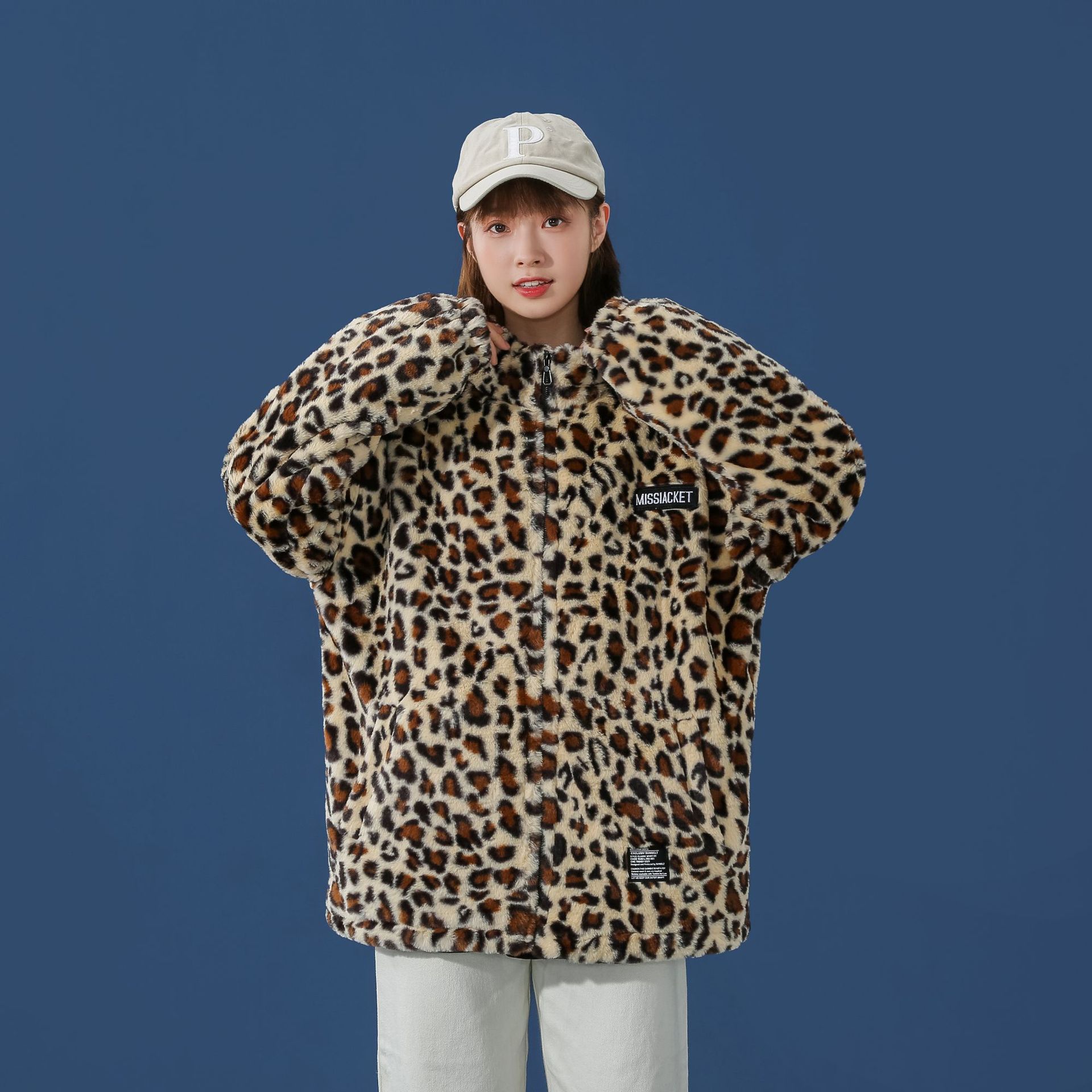 2021秋冬の新型紳士服のファッションブランドのゆったりした短いモデルのぬいぐるみのヒョウ柄のジャケットの綿服の綿服のカップルのスタンドカラーのコート