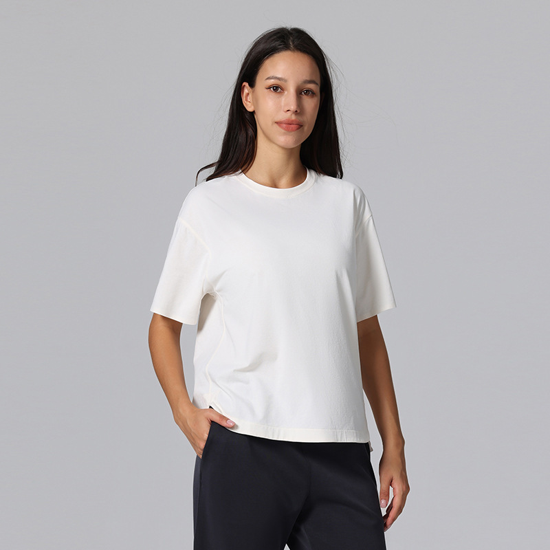 雲感丸首半袖tシャツの女性がゆったりした上着を開いています。|undefined