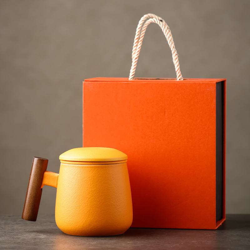 Taza de agua simple de cerámica para hombres, separación de té, taza de oficina de alta gama con tapa, taza de té con filtro especial personal, tallado