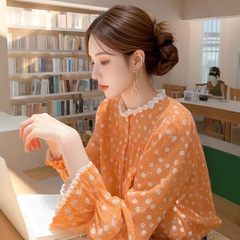 オレンジ色の花のシャツの春のタイプ2025の新型の婦人服のフランスのドーパミンの上着の独特で美しいレースの辺の小さいシャツ