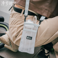 アウトドアカップのストラップは、水筒を斜めに掛けて登山することができます。