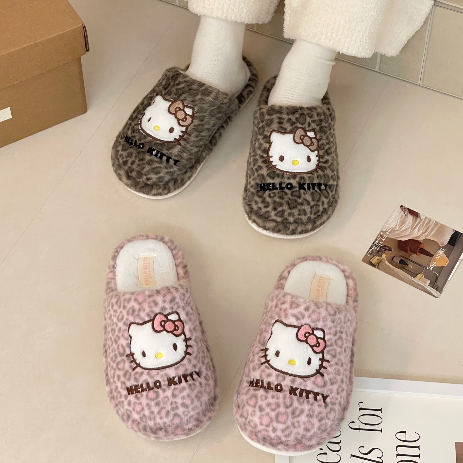 Auténtica licencia leopardo KT gatos zapatillas de algodón para mujeres invierno casa caliente antideslizante de la niña corazón suave dormitorio zapatillas de lana