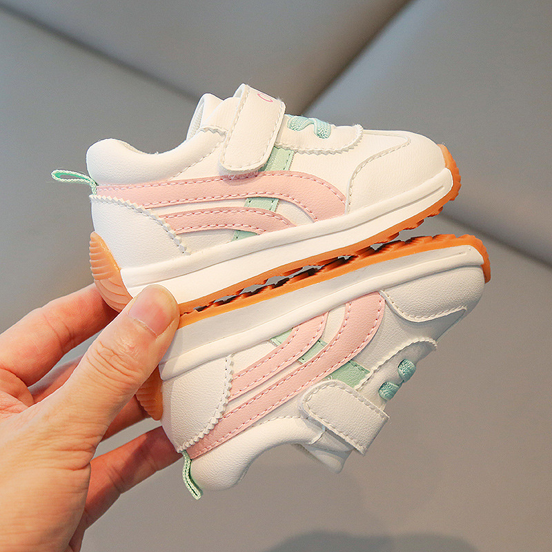 2024 otoño zapatos de cuero para niños al por mayor zapatos de argán de fondo suave zapatos para correr zapatillas de deporte estilo coreano entrega