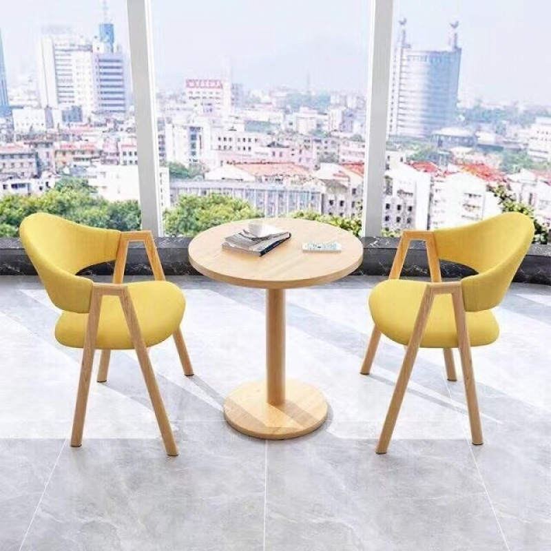 60 원형 테이블과 의자 2개 노란색 천