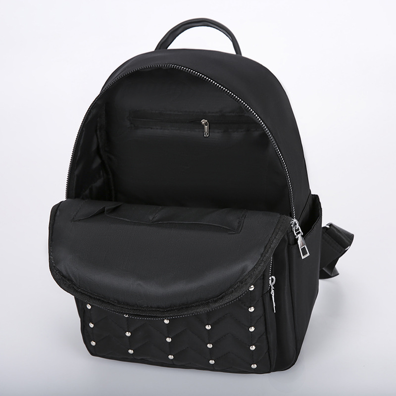 2023 verano nuevo estilo casual damas mochila de tela Oxford moda remache al aire libre mochila de viaje ligera al por mayor