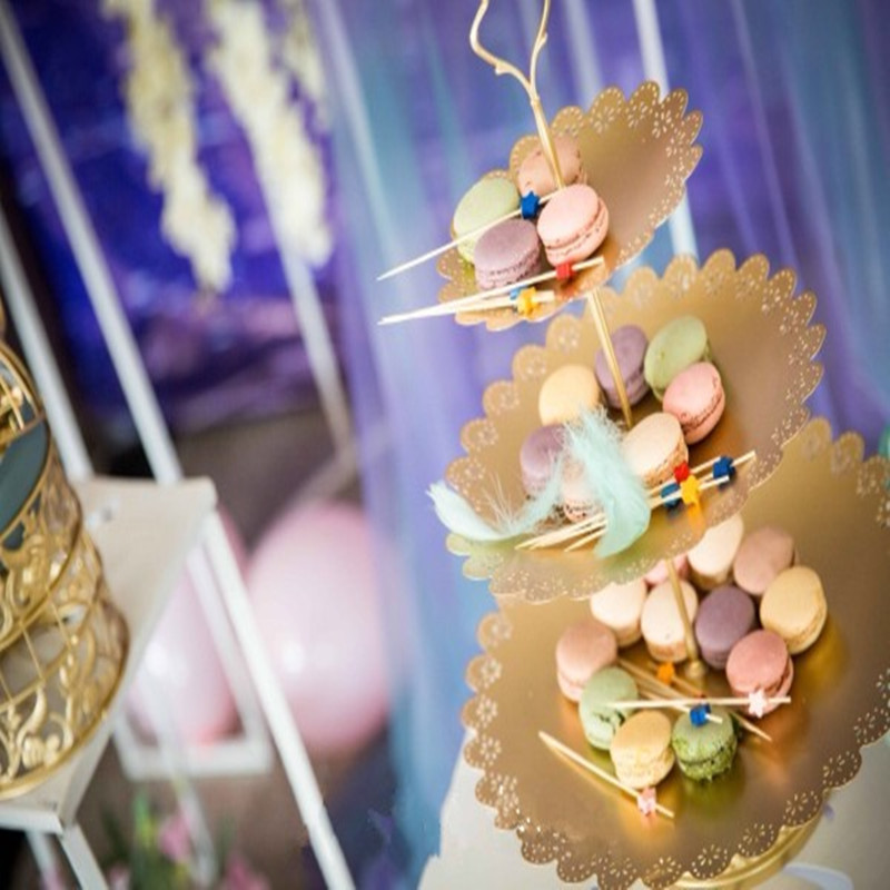 Decoración de mesa de postres de boda de oro, estante de pastel europeo, propósitos de boda, bandeja de pastel de encaje, estante de refrigerio de hierro forjado, 12 juegos