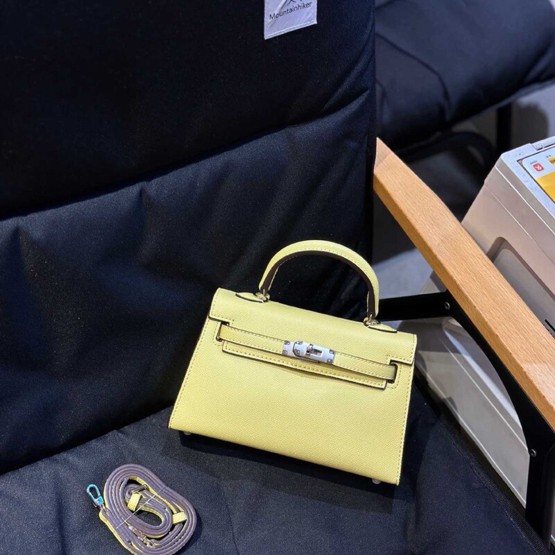 2026 New Kelly Bag with Silver Buckle, Niche Design, Handbag, Shoulder Bag, Crossbody Bag, High-End, Light Luxury, Versatile Women's Bag