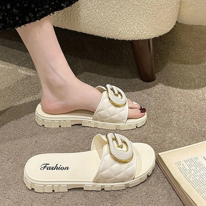 Tofflor för kvinnor att bära på sommaren. Fashionabla doftande, med en känsla av lyx och temperament. Populär på_voghion.com