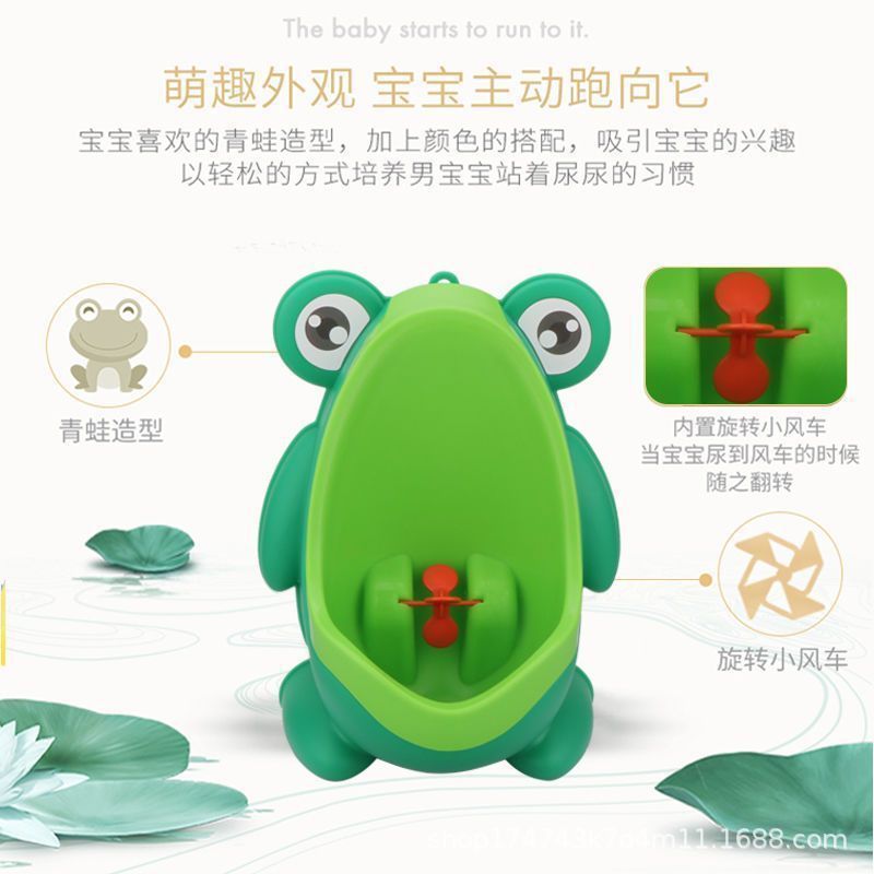 赤ちゃんの便器の小便器の男の子は壁式の小便池の小便器を掛けます。|undefined