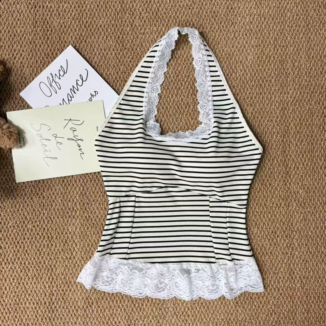 Чистая горячая девушка с квадратным воротником маленький камзол жилет