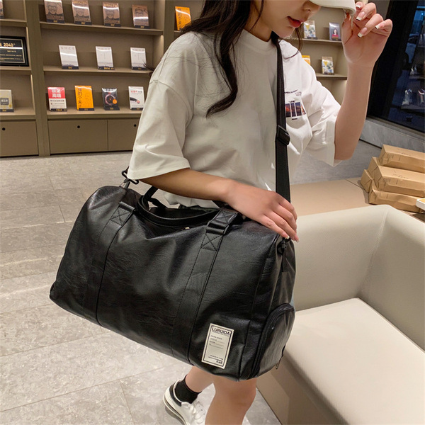 Capacious sports bag wet and dry separation