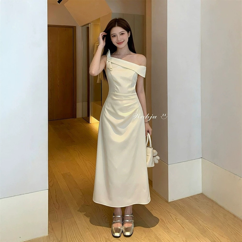 【Little Red Book Same Style】French-Style Satin Dress with a Chic Off-Shoulder Design, Elegant and Slimming A-Line Waist-Cinching Dress
