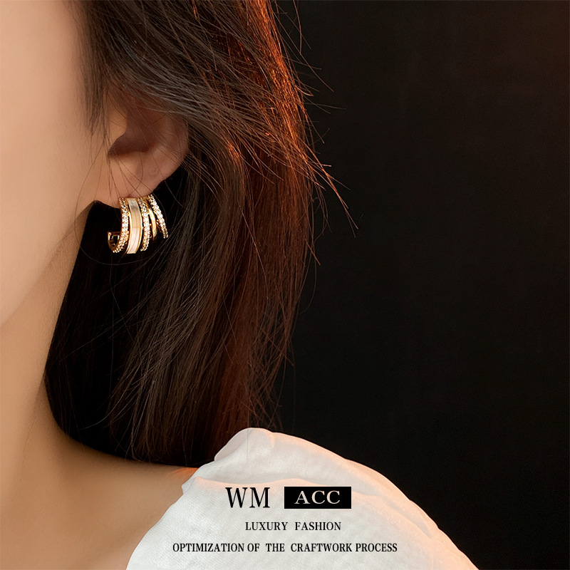 Aguja de plata galvanizada de oro real aretes de zircón en forma de C estilo versátil simple pernos de orejas de lujo ligero de alto nivel adornamiento de temperamento
