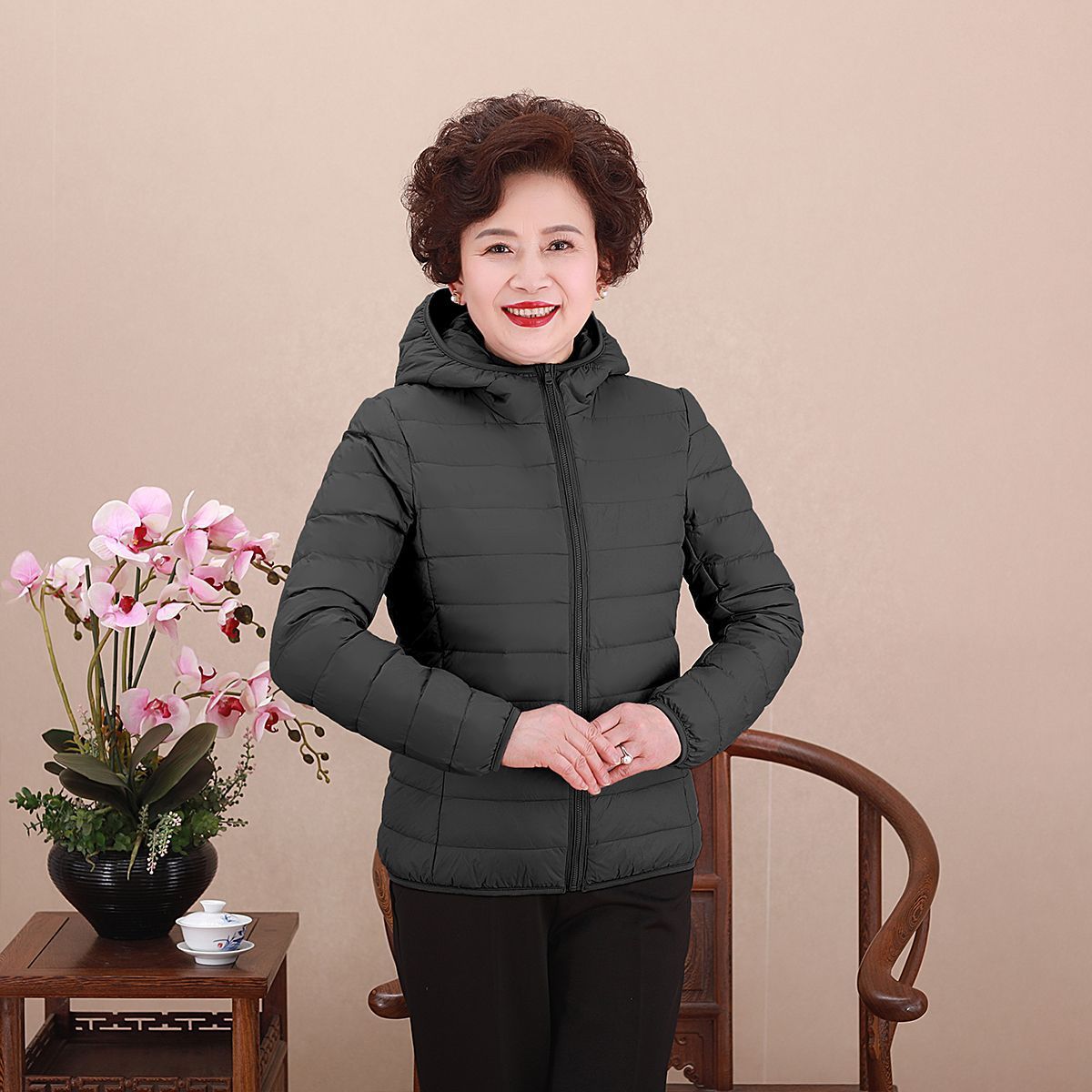 Chaqueta de pluma transfronteriza ligera y delgada nueva dama de mediana edad madres con chaqueta corta con capuzas más grasa MM gruesa