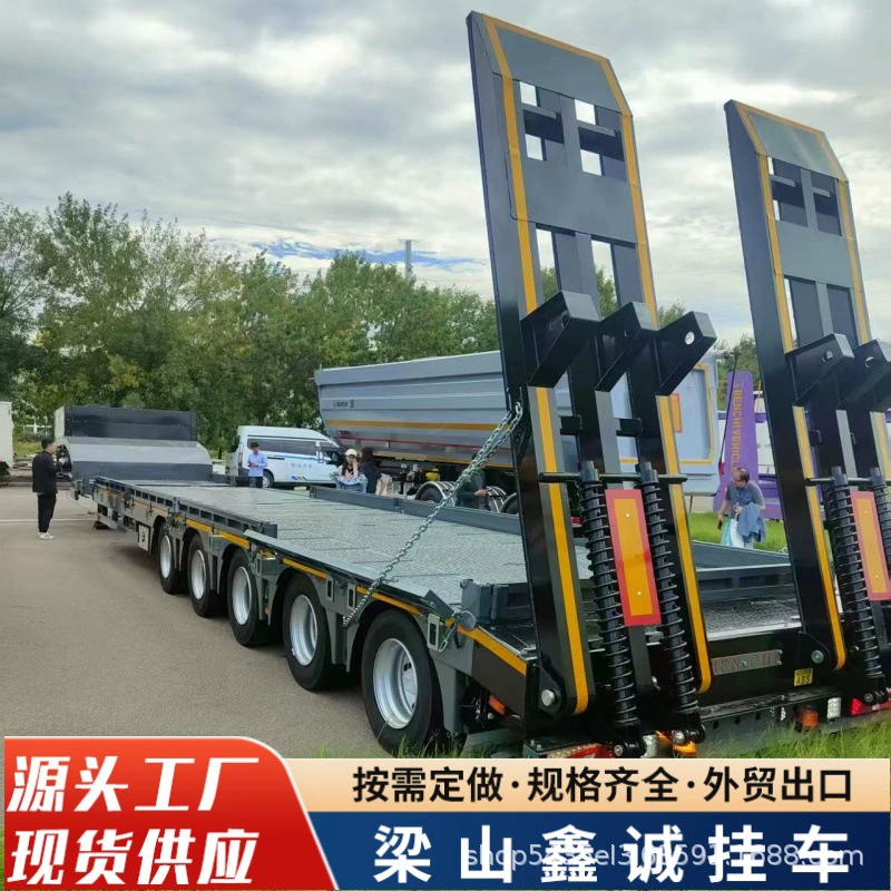 Специальный транспорт для перевозки крупногабаритных грузов и тяжелых конструкций: низкорамный полуприцеп для инженерной техники и специальный низкорамный полуприцеп для перевозки крупногабаритных предметов.