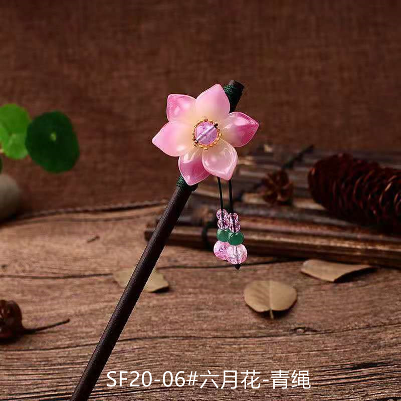 黒檀の木のかんざしのフリンジをまねて、かんざしの子供の古風な頭飾りをします。|undefined