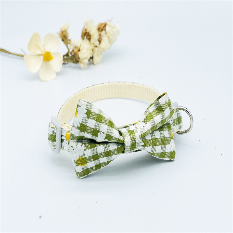 Collar de mascotas pequeño perro cuadrado collar de campana gatos collar de arco nuevos productos transfronterizos fabricantes al por mayor