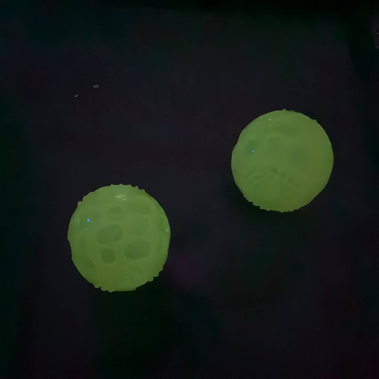 Juguetes de mascotas transfronterizos sonoras bolas de goma elásticas de luz nocturna para aliviar el aburrimiento de los perros lanzando molares masaje entrenamiento de bolas de juguete