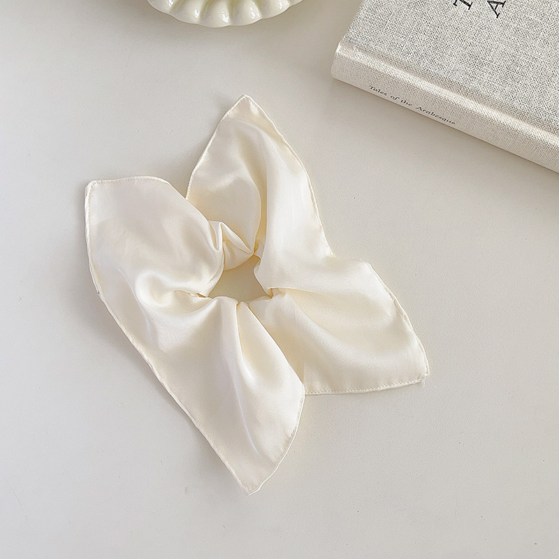 鞠婧は同じタイプの白いサテンの方巾です。