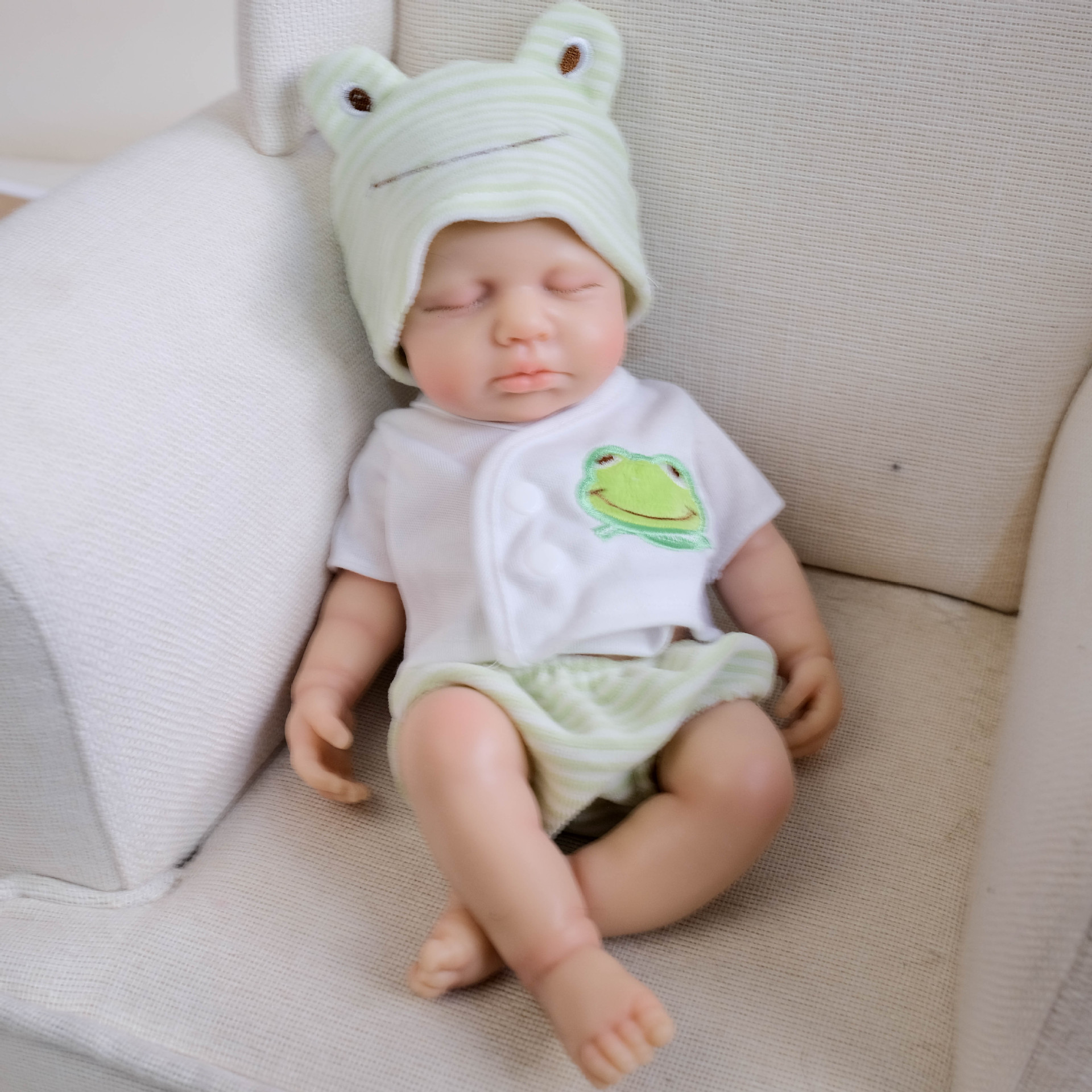 12 pulgadas pequeña rana impresa camisa blanca Q bala sólida muñeca de juguete de simulación para niños Navidad sólida silicona