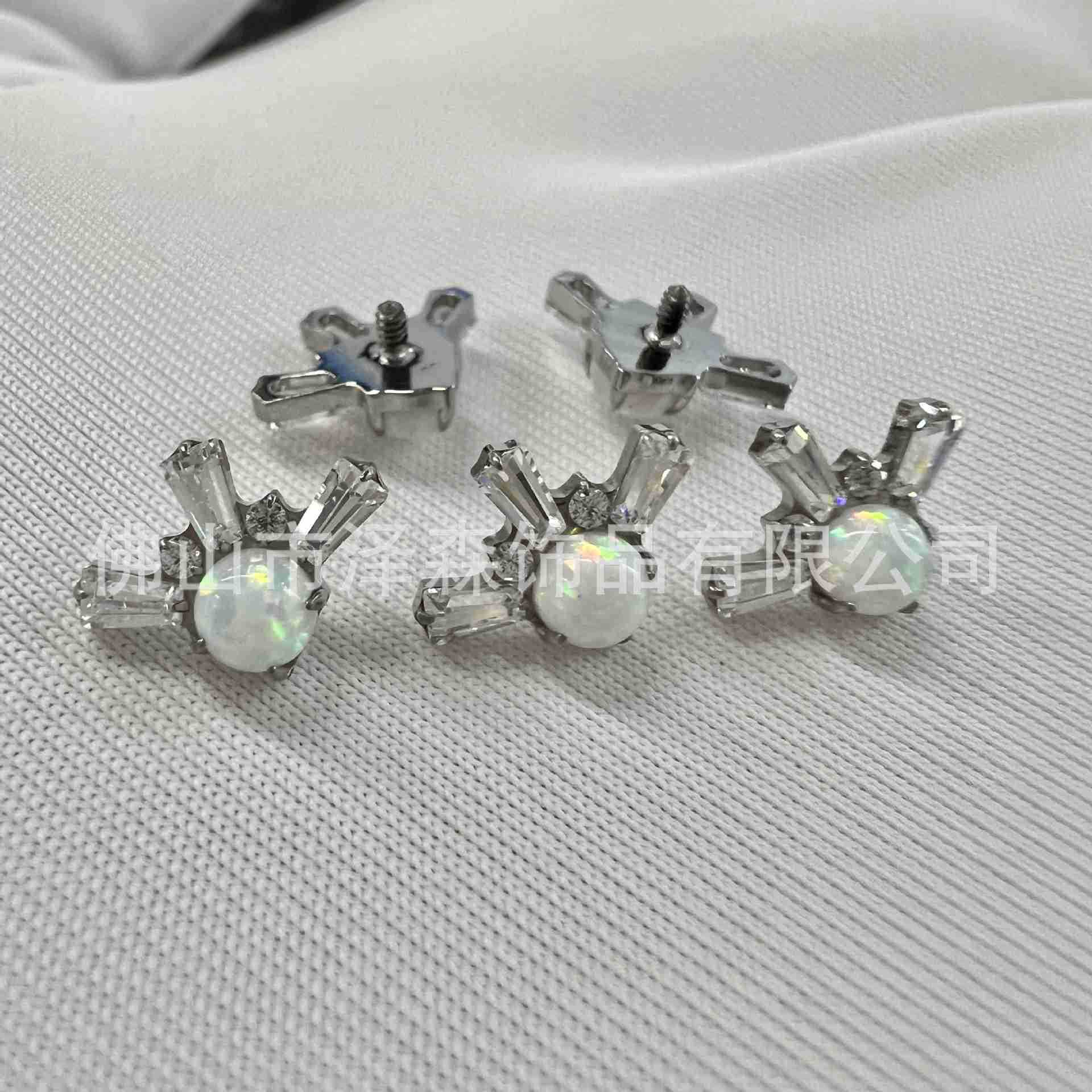 16G labret stud size and finish detail