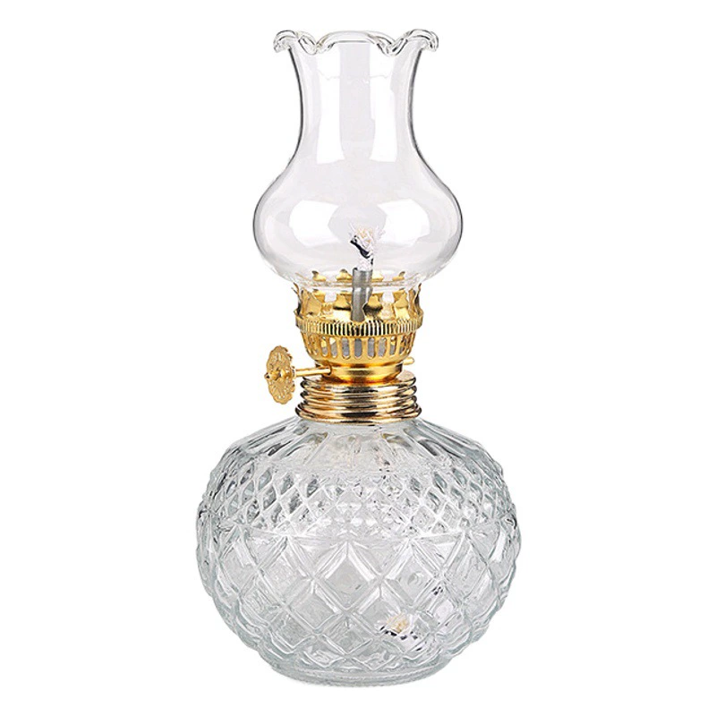 Маленькая керосиновая лампа-подсвечник с высококачественным стеклянным колпаком, устойчивым к высоким температурам, и изысканной металлической головкой с гальваническим покрытием, создающая атмосферу.