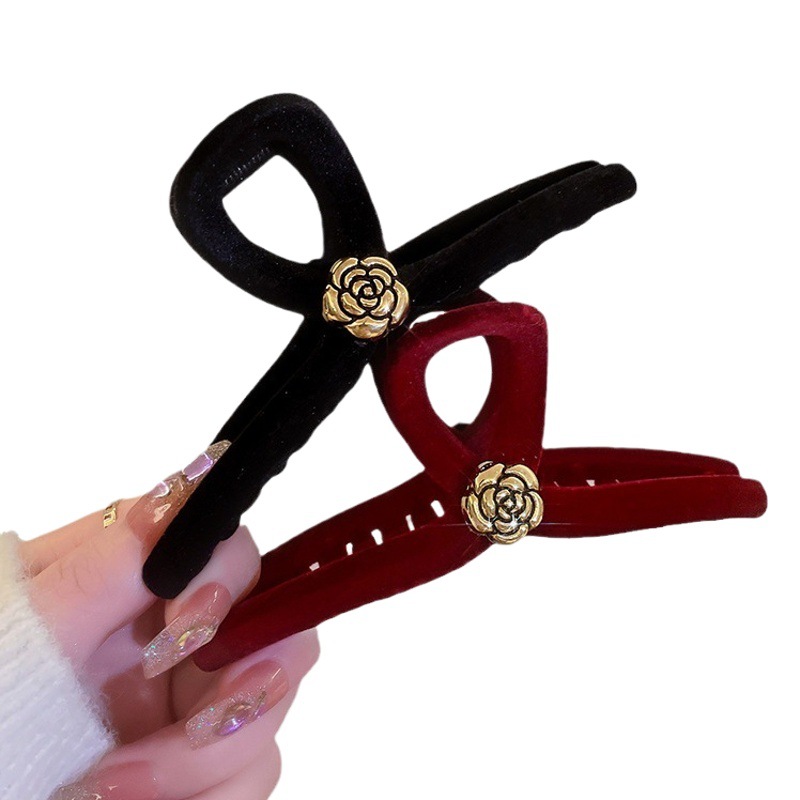 黒い大きいサイズのベルベットはツバキの花を挟んで高級感があります。