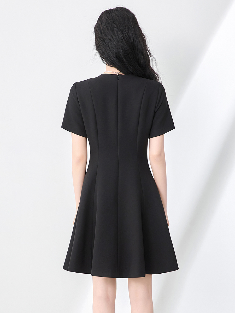 Váy liền tay ngắn cổ tròn đính sequin nặng, thắt eo, phong cách quý phái — Màu đen